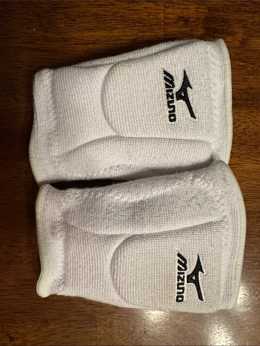 Mizuno White Padded Volleyball knee pads size small (Pair)